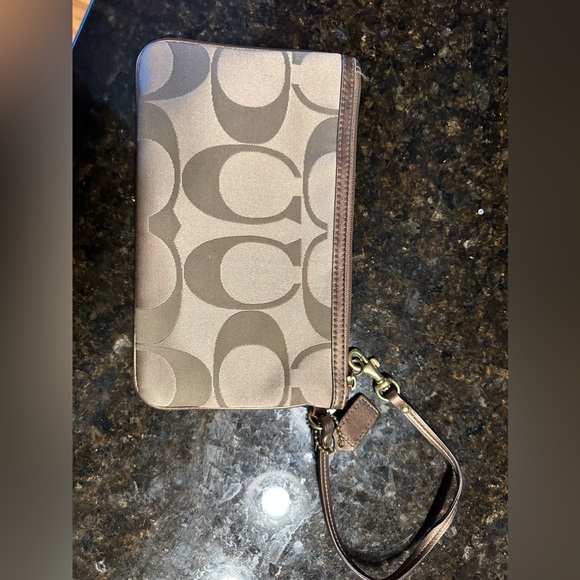 Coach tan wristlet with flower accent.  Timeless. EUC!! Smoke free home. - Picture 5 of 5